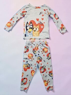 Bluey&Bingo Kids Long Sleeve Pajama Set with Heart Print. Size 2T.